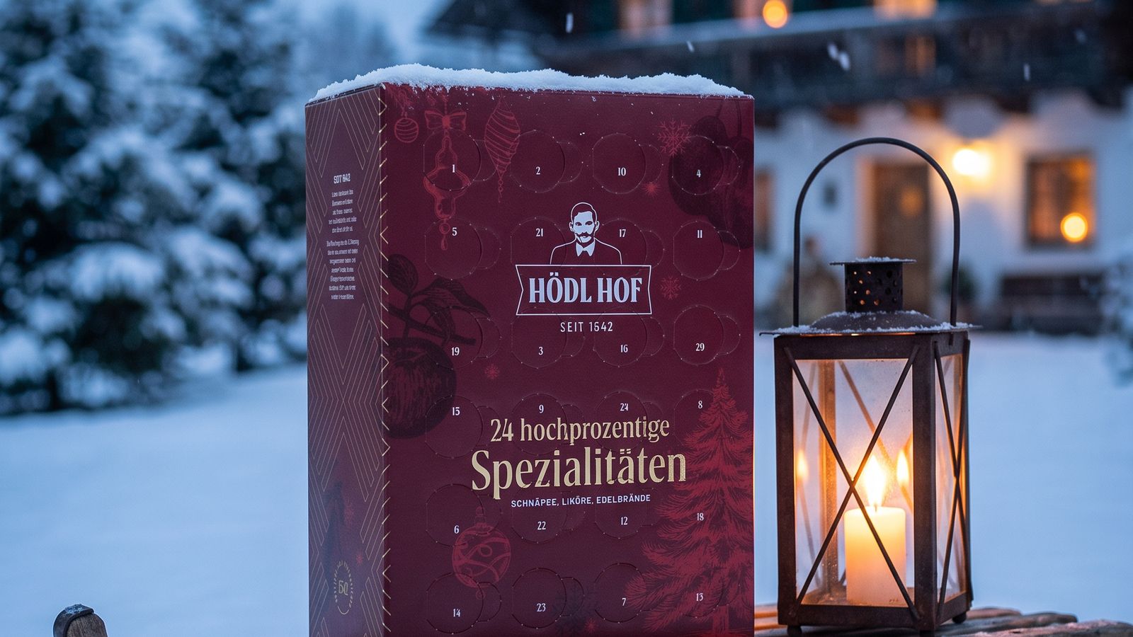 Der Adventkalender von Hödl Hof auf einer alten Rodel im Schnee, daneben eine Laterne, im Hintergrund ein beleuchtetes Bauernhaus.