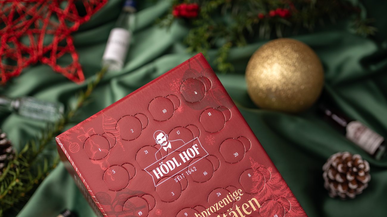 Adventkalender von schräg oben, die durchnummerierten Türchen von eins bis vierundzwanzig sind gut erkennbar