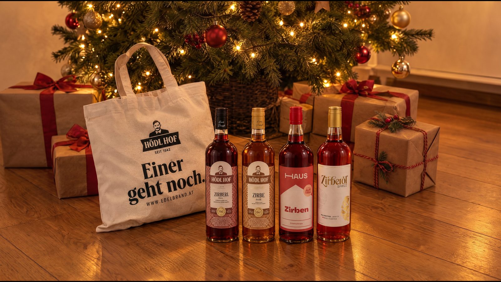 Unter dem Christbaum: das Premium-Set der Brennerei Hödl Hof mit vier Zirben in der 1-Liter-Flasche und Stofftasche.